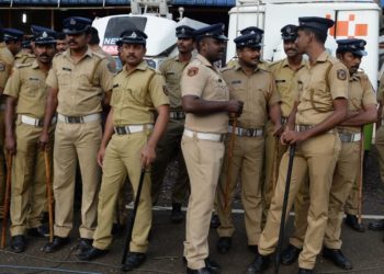 വീട് പൂട്ടി സ്ഥലം വിട്ട നിരീക്ഷണത്തിൽ ഇരുന്നവരെ പോലീസ് തിരയുന്നു : പത്തനം തിട്ടയിലും കൊല്ലത്തും 15 പേർക്കെതിരെ കേസ്