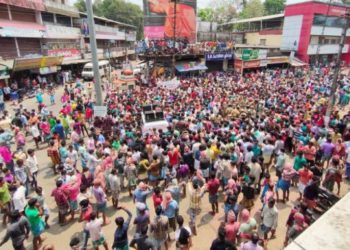ചങ്ങനാശ്ശേരിയില്‍ ഭക്ഷണത്തിനായി തെരുവിലിറങ്ങി നൂറ് കണക്കിന് പേര്‍ : ലോക്ക് ഡൗണ്‍ ലംഘിച്ച്  അതിഥി തൊഴിലാളികള്‍ റോഡില്‍ കുത്തിയിരുന്നു
