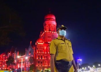 ലോക്ഡൗൺ ലംഘിച്ചവരെക്കൊണ്ട് യോഗ ചെയ്യിച്ചു : വേറിട്ട ശിക്ഷാ രീതികളുമായി മഹാരാഷ്ട്ര പോലീസ്
