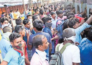 ‘കേരളം ഉള്‍പ്പടെയുള്ള സംസ്ഥാനങ്ങളുടെ നിര്‍ദ്ദേശം പ്രായോഗികമല്ല’:ഇതരസംസ്ഥാന തൊഴിലാളികള്‍ക്ക് മടങ്ങാന്‍ പ്രത്യേക ട്രെയിന്‍ അനുവദിക്കാനാവില്ലെന്ന് കേന്ദ്രം