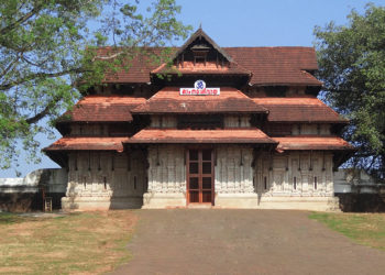 നിശബ്ദമായി തൃശ്ശൂർ പൂരം കൊടിയേറി : നിയന്ത്രണങ്ങളുള്ളതിനാൽ ചടങ്ങുകൾ മാത്രം