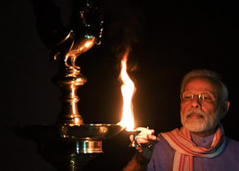 Video-നിലവിളക്ക് തെളിച്ച് പ്രധാനമന്ത്രി: ചിത്രം ഏറ്റെടുത്ത് സോഷ്യല്‍ മീഡിയ