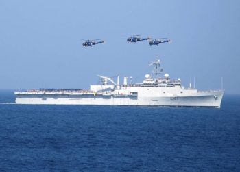 കുടുങ്ങിക്കിടക്കുന്ന ഇന്ത്യക്കാരെ തിരിച്ചുകൊണ്ടുവരാൻ ഇന്ത്യൻ നേവി : യാത്രയ്ക്ക് സജ്ജമായി നാവികസേനയിലെ ഏറ്റവും വലിയ കപ്പലുകൾ