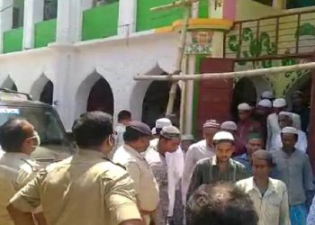 മുർഷിദാബാദിൽ വിലക്കു ലംഘിച്ച്, മാസ്ക്കില്ലാതെ നൂറുകണക്കിന് പേരുടെ വെള്ളിയാഴ്ച നിസ്കാരം : ജനക്കൂട്ടത്തെ പിരിച്ചു വിട്ട് പശ്ചിമ ബംഗാൾ പോലീസ്