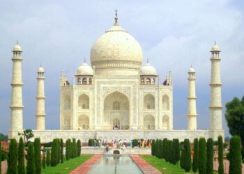 യു.പിയിൽ കനത്ത ഇടിമിന്നലും മഴയും : താജ്മഹലിന് കേടുപാടുകൾ സംഭവിച്ചു