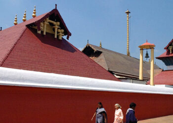 ”ക്ഷേത്ര ജീവനക്കാര്‍ പട്ടിണി കിടക്കുമ്പോള്‍ അഞ്ച് കോടി ദുരിതാശ്വാസ ഫണ്ടിലേക്ക് നല്‍കിയത് ശരിയല്ല”; ഗുരുവായൂര്‍ ദേവസ്വത്തിനെതിരെ കെ മുരളീധരന്‍