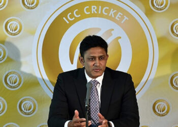 കോവിഡ്-19 മുൻകരുതൽ, ഉമിനീർ കൂട്ടി പന്ത് മിനുക്കൽ ഇനി നടപ്പില്ല : നിരോധിക്കാൻ നിർദേശവുമായി ഐ.സി.സി 