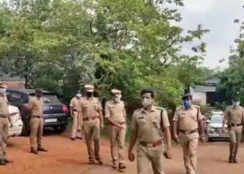 പ്ലൈവുഡ് കമ്പനിയുടെ പുക കുഴലില് കത്തിക്കരിഞ്ഞ മൃതദേഹം: ലോക്ഡൗണ് കാലത്ത് ഇവിടെകൊണ്ടുവന്ന് തള്ളിയതാകാമെന്ന് നിഗമനം, അന്വേഷണം ഇതരസംസ്ഥാന തൊഴിലാളികളിലേക്ക്