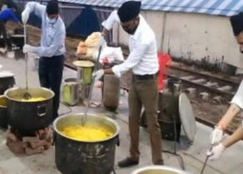 പ്രതിദിനം പതിനായിരക്കണക്കിന് കുടിയേറ്റ തൊഴിലാളികൾക്ക് ഭക്ഷണം; മൊറാദാബാദ് റെയിൽവേ സ്റ്റേഷനിൽ സേവനത്തിന്റെ അതുല്യ മാതൃകയായി ആർ എസ് എസ്