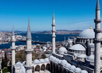 An aerial view of the Suleymaniye Mosque on the first day of the holy month of Ramadan, during a four-day curfew which was imposed to prevent the spread of the coronavirus disease (COVID-19), in Istanbul, Turkey, April 24, 2020. Picture taken with a drone. REUTERS/Umit Bektas - RC27BG98INXZ