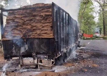 മഹാരാഷ്ട്രയിൽ മാവോയിസ്റ്റ് ആക്രമണം : നാല് ട്രക്കുകൾ കത്തിച്ചു, ഇന്ന് ബന്ദിന് ആഹ്വാനം