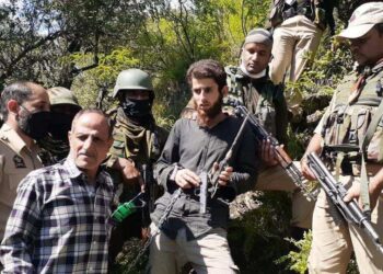 കശ്മീരിൽ സുരക്ഷാസേന ജാഗരൂഗം : ഒരു ഹിസ്ബുൾ മുജാഹിദീൻ ഭീകരൻ കൂടി അറസ്റ്റിൽ, ആയുധങ്ങൾ പിടിച്ചെടുത്തു