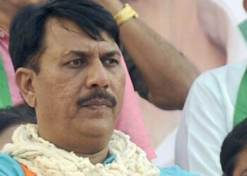 ഗുജറാത്തിലെ രാജ്യസഭ തെരഞ്ഞെടുപ്പ് ഫലം വൈകുന്നു: മൂന്ന് സീറ്റും ബിജെപി ജയിക്കാന്‍ സാധ്യത, ബിജെപിയ്ക്ക് വോട്ട് ചെയ്ത രണ്ട് എംഎല്‍എമാരുടെ വോട്ട് തള്ളണമെന്ന് കോണ്‍ഗ്രസിന്റെ പരാതി