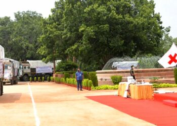 പ്രളയബാധിത സംസ്ഥാനങ്ങളിലേക്ക് ദുരിതാശ്വാസ സാമഗ്രികളുമായി 9 ട്രക്കുകൾ : റെഡ്ക്രോസ് ദൗത്യം ഫ്ലാഗ് ഓഫ് ചെയ്ത് രാഷ്ട്രപതി