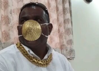മാസ്ക് പണികഴിപ്പിച്ചത് സ്വർണ്ണം കൊണ്ട് : 2.90 ലക്ഷം രൂപയുടെ സ്വർണ മാസ്കുമായി പൂനെയിലെ വ്യാപാരി