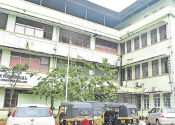 ‘ഭർത്താവിനും കുഞ്ഞിനും രോഗം സ്ഥിരീകരിച്ച ശേഷവും ജോലിക്ക് വരാൻ നിർദ്ദേശം നൽകി’; കൊല്ലം ജില്ലാ ആശുപത്രിയിലെ ശുചീകരണ തൊഴിലാളിക്ക് ട്രൂനാറ്റ് പരിശോധനയിൽ കൊറോണ, ഗുരുതര വീഴ്ചയെന്ന് ആരോപണം