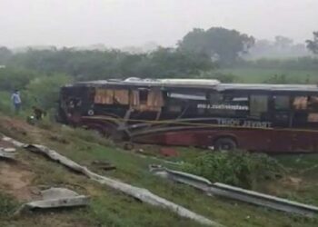 ആഗ്ര-ലക്നൗ എക്സ്പ്രസ് ഹൈവേയിൽ ബസ് അപകടം : ആറു മരണം 20 പേർക്ക് പരിക്ക്