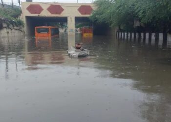 ന്യൂഡൽഹിയിൽ കനത്ത മഴ : റോഡുകൾ മുഴുവൻ വെള്ളത്തിനടിയിൽ