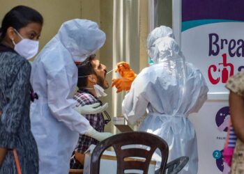 മുൾമുനയിൽ കേരളം : പുറത്തു നിന്ന് വന്നവരെക്കാൾ കൂടുതൽ സമ്പർക്ക രോഗികൾ