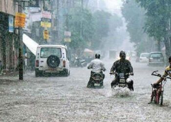 ഇടുക്കിയിൽ രാത്രി നാലിടത്ത് ഉരുൾപൊട്ടൽ : കാർ വെള്ളപ്പാച്ചിലിൽ ഒഴുകിപ്പോയി ഒരു മരണം