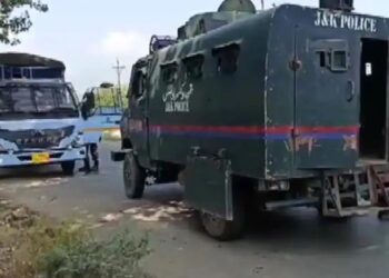 ജമ്മുകശ്മീരിൽ ഭീകരാക്രമണം : രണ്ട് സൈനികർക്കും ഒരു പോലീസുദ്യോഗസ്ഥനും വീരമൃത്യു, ഭീകരരുടെ ഒളിത്താവളം സൈന്യം വളഞ്ഞു, ഏറ്റുമുട്ടൽ തുടരുന്നു