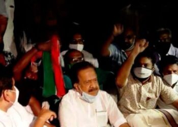 “സ്വർണ്ണക്കടത്ത് കേസിന്റെ ഫയലുകൾ കത്തിനശിച്ചു, തീപിടിത്തം എൻഐഎ അന്വേഷിക്കണം” : സെക്രട്ടറിയേറ്റിനു മുന്നിൽ കുത്തിയിരുന്ന് പ്രതിഷേധിച്ച് രമേശ് ചെന്നിത്തല