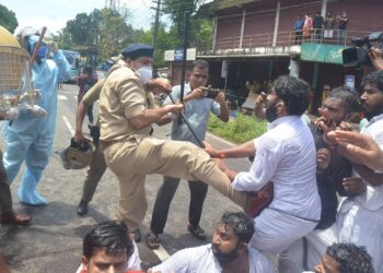 സെക്രട്ടറിയേറ്റിനു മുന്നിൽ പോലീസിന്റെ നരനായാട്ട് : പ്രതിഷേധിച്ച യുവമോർച്ച പ്രവർത്തകരെ തല്ലിച്ചതച്ചും ഗ്രനേഡ് പ്രയോഗിച്ചും പോലീസ്