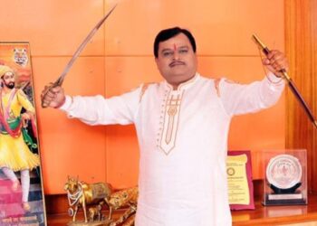 “കാവി ധരിച്ച് തിലകമണിഞ്ഞ് പരിപാടി നടത്തിയാൽ മുസ്‌ലിംവിരുദ്ധമാകുമോ? : കാരണം കാണിക്കൽ നോട്ടീസിനെതിരെ സുദർശൻ ടിവി എഡിറ്റർ