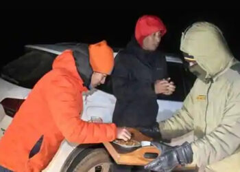 വഴി തെറ്റി സിക്കിമിലെ കൊടും തണുപ്പിൽ ഒറ്റപ്പെട്ടു; ഭക്ഷണവും വസ്ത്രവും നൽകി സുരക്ഷിതരായി നാട്ടിലെത്തിച്ച ഇന്ത്യൻ സൈനികർക്ക് നിറകണ്ണുകളോടെ നന്ദി അറിയിച്ച് ചൈനീസ് കുടുംബം