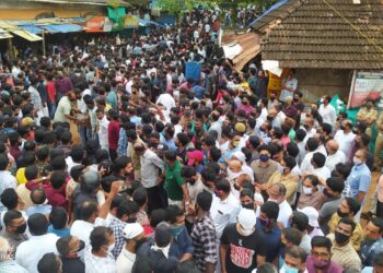 കൊറോണ മാനദണ്ഡങ്ങൾ കാറ്റിൽ പറത്തി, എസ്.ഡി.പി.ഐ പ്രവർത്തകന്റെ ശവസംസ്കാരം: ആര്എസ്എസ് നേതാക്കള്ക്കെതിരെ കൊലവിളിയും
