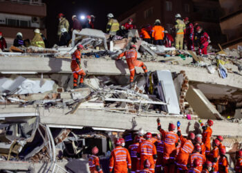 Volunteers search for survivors at a collapsed building after a powerful earthquake struck Turkey's western coast and parts of Greece, in Izmir, on October 31, 2020. - A powerful earthquake hit Turkey and Greece on October 30, killing at least 22 people, levelling buildings and creating a sea surge that flooded streets near the Turkish resort city of Izmir. (Photo by Yasin AKGUL / AFP)