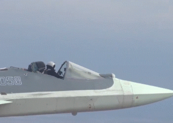 1,300 മൈല്‍ വേഗതയില്‍ പറക്കുന്ന യുദ്ധവിമാനത്തിന്‍റെ മേല്‍ക്കൂരയില്ലാത്ത കോക്ക്പിറ്റിൽ പൈലറ്റ്