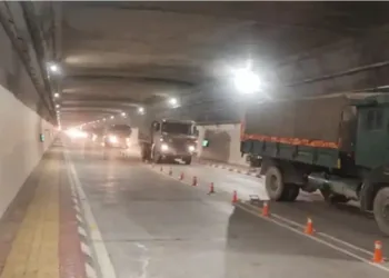 ഇന്ത്യൻ ആർമിയുടെ വാഹന വ്യൂഹം പുതുതായി നിർമ്മിച്ച അടൽ ടണലിലൂടെ കടന്നുപോകുന്നു – വീഡിയോ കാണാം