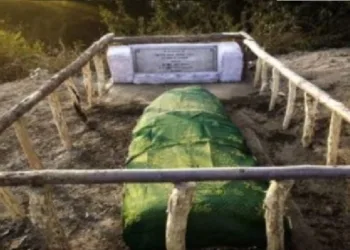 ഇന്ത്യൻ പട്ടാളക്കാരുടെ മൃതദേഹത്തോട് അനാദരവ് കാട്ടുന്ന പാക്കിസ്ഥാൻ കണ്ടു പഠിക്കണം ഇന്ത്യയുടെ ഈ മാതൃക, ഇന്ത്യ-പാക് യുദ്ധത്തില് വെടിയേറ്റ് മരിച്ച പാക് സൈനികന്റെ ഖബറിടം പുതുക്കി പണിത് ഇന്ത്യന് ആർമി