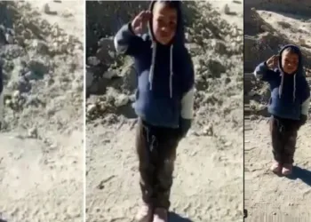 ‘ഭാവി ഇന്ത്യയുടെ വളര്‍ന്നു വരുന്ന സൈനികന്‍’ റോഡിലൂടെ കടന്നുപോകുന്ന സൈനികര്‍ക്ക് സല്യൂട്ട് അടിച്ച്‌ ലേയിലെ കൊച്ചുമിടുക്കൻ