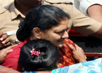 ശശികലയുടെ 2,000 കോടിയുടെ സ്വത്ത് മരവിപ്പിച്ച് ആദായനികുതി വകുപ്പ് : വസ്തുവകകൾ പിടിച്ചെടുത്തു
