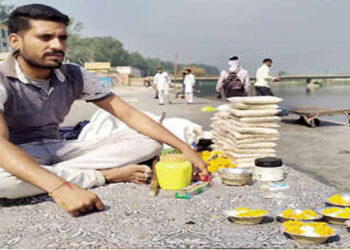 ജോലി പ്രസാദം വിൽപ്പന, 22 വയസ്സിനിടെ ഗംഗയിൽ നിന്നും കോരിയെടുത്തത് നൂറിലധികം മനുഷ്യ ജീവനുകൾ; ശുക്രതാൽ പീഠത്തിലെ രക്ഷകനായി ശ്രാവൺ