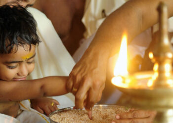 ഇന്ന് വിജയദശമി : വിദ്യയുടെ ആദ്യാക്ഷരം കുറിച്ച് കുരുന്നുകൾ