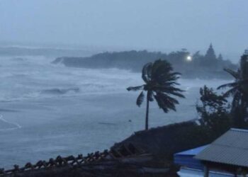 ആഞ്ഞടിച്ച് നിവാർ ചുഴലിക്കാറ്റ് തീരം തൊട്ടു : തമിഴ്‌നാട്ടിൽ രണ്ടു മരണം