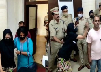 ബസിൽ പീഡനശ്രമം; കാസർകോട് സ്വദേശി ഹുസൈനെ നിമിഷങ്ങൾക്കകം പിടികൂടി കർണ്ണാടക പൊലീസ്, കമ്മീഷണറുടെ മുന്നിൽ വെച്ച് പ്രതിയുടെ കരണത്തടിച്ച് പരാതിക്കാരി