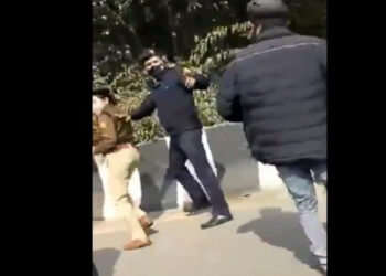 പ്രതിഷേധക്കാരുടെ ക്രൂരത: ലജ്ജാകരമായ വീഡിയോ വൈറലാകുന്നു: റോഡില്‍വെച്ച് വനിതാ പോലീസിനെ വടികൊണ്ട് വളഞ്ഞിട്ട് അടിക്കുന്നു