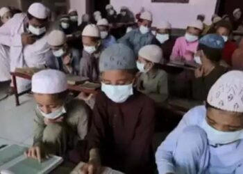 ഇന്ത്യയ്ക്കെതിരെ ജിഹാദിന് തയ്യാറാവുക,പ്രവാചകനെ വിമർശിക്കുന്നവരെ കൊല്ലുക: പാക് അദ്ധ്യാപകൻറെ വീഡിയോക്കെതിരെ വ്യാപക പ്രതിഷേധം