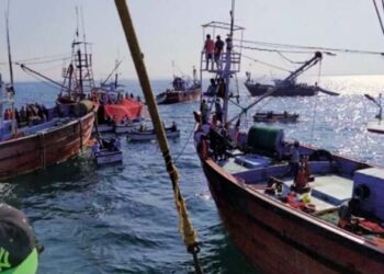 ബോട്ടില് ഇടിച്ചത് സിങ്കപ്പൂരില്നിന്നുള്ള ചരക്ക് കപ്പല്; മരണം മൂന്നായി; കാണാതായവർക്കു വേണ്ടിയുള്ള തിരച്ചിൽ തുടരുന്നു