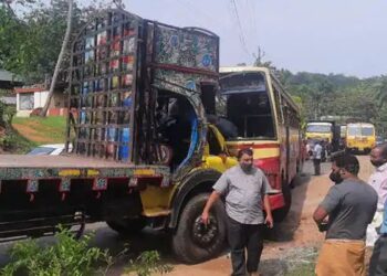 തിരുവനന്തപുരത്ത് കെ എസ് ആര്‍ ടി സി ബസും ലോറിയും കൂട്ടിയിടിച്ച് 21 ഓളം പേർക്ക് പരിക്ക് ; 6 പേർ ഗുരുതരാവസ്ഥയിൽ