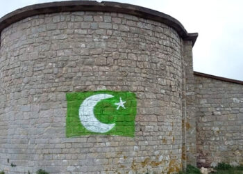 ഫ്രാൻസിൽ ഇസ്ലാമിക മതമൗലികവാദം ഉയരുന്നു; ക്രിസ്ത്യന്‍ പള്ളികളുടെ ചുവരുകളില്‍ പാകിസ്താന്‍ പതാക; വീണ്ടും പ്രകോപനവുമായി തീവ്ര മതവാദികള്‍