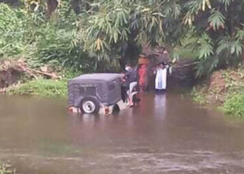 ആദിവാസി സങ്കേതത്തിലേക്ക് പോയ മെഡിക്കല് സംഘം കുത്തൊഴുക്കിൽ കുടുങ്ങി; പ്രതിസന്ധികൾ തരണം ചെയ്തും വനിതകളടങ്ങുന്ന സംഘം മെഡിക്കൽ ക്യാമ്പ് പൂർത്തിയാക്കി