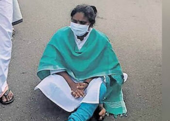 രമ്യാ ഹരിദാസ് എംപിക്കെതിരെ വധഭീഷണി; കുത്തിയിരുന്ന് പ്രതിഷേധം ; സി പി എം പ്രവർത്തകർക്കെതിരെ കേസ്