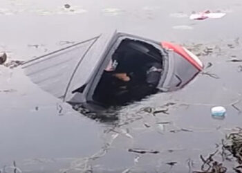 വെള്ളക്കെട്ടിൽ മുങ്ങിക്കൊണ്ടിരുന്ന കാറിനെ പിടിച്ചു നിർത്തി അത്ഭുതകരമായ രക്ഷാപ്രവർത്തനം; രക്ഷപെട്ടത് 3 വയസുകാരി ഉൾപ്പെടെ 5 പേർ