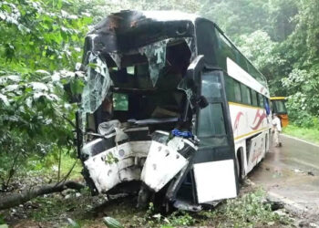 മാക്കൂട്ടം ചുരം പാതയില് ബസ് അപകടം; പതിനഞ്ചോളം പേര്ക്ക് പരിക്ക്; ഡ്രൈവറുടെ നില ഗുരുതരം