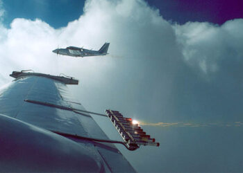 മേഘങ്ങള്‍ക്ക് മേല്‍ വൈദ്യുതാഘാതം ഏല്‍പ്പിച്ച് മഴ; ഉയര്‍ന്ന അന്തരീക്ഷ താപനിലയെ ചെറുക്കാന്‍ കൃത്രിമ മഴ പെയ്യിച്ച്‌ യു.എ.ഇ